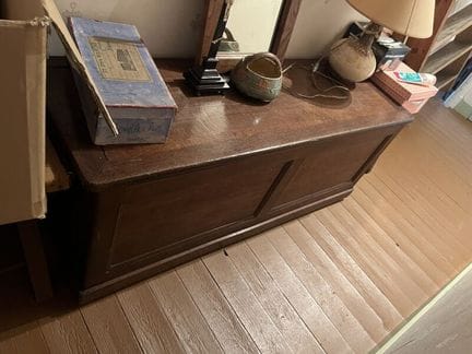 BANC COFFRE en chêne naturel mouluré et verni, ouv
