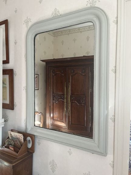 Lote compuesto por 
- Varios bastones y una cesta 