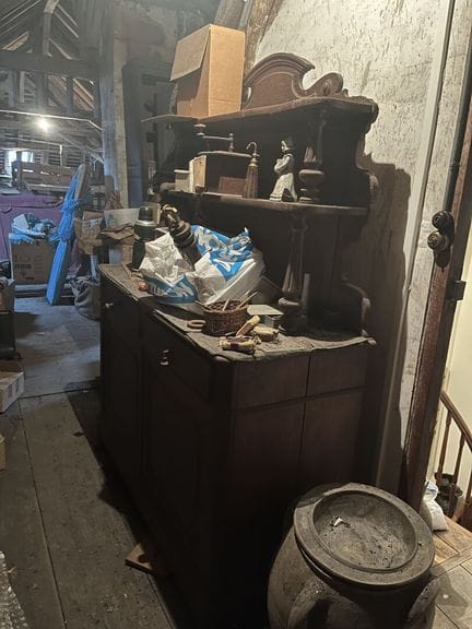 Dans le grenier de l'aile gauche : 
LOT de mobilie