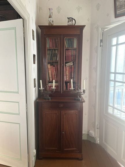 双体家具，红木及红木贴面展示柜，19世纪作品，上部为两扇带玻璃的柜门，下部为两扇柜门。
210 x 