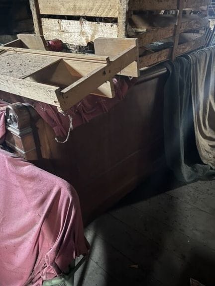 两张19世纪的船形床，由桃花心木和桃花心木贴面制成。