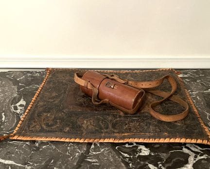 Dans la commode, tiroir supérieur du milieu:
LOT c