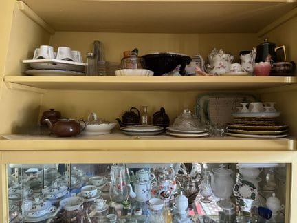 Im Schrank im Esszimmer und im oberen Teil der Vit
