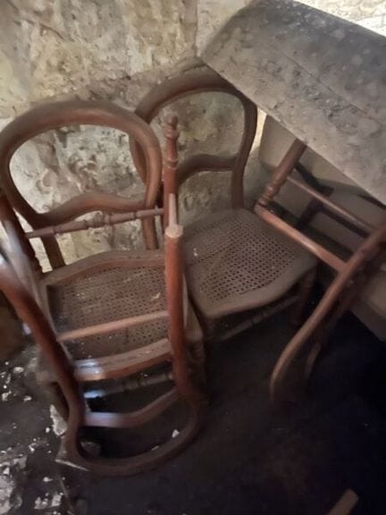 STUHLGARNITUR aus profiliertem Holz, Sitzfläche mi