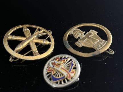 [Militaria]. LOT de deux insignes comprenant :
-In