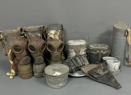 [Militaria]. [WWI et WWII]. LOT comprenant :
-Ense