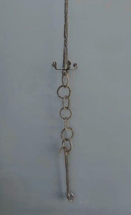 [Art populaire]. CREMAILLERE à chaîne en fer forgé