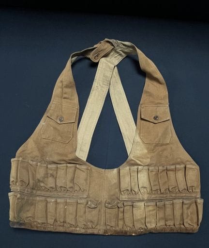 GILET porte cartouches en toile marron.
Fermeture 