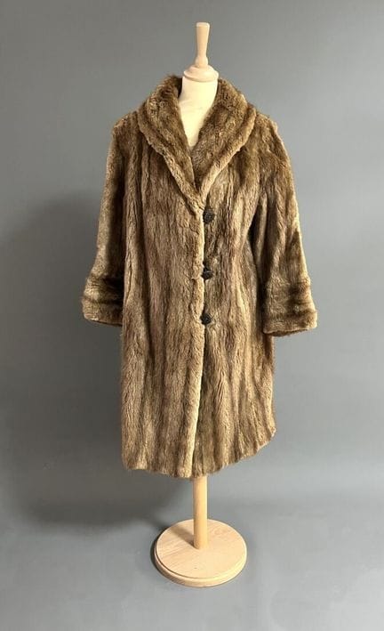 AULGA FUR'S
Long manteau en fourrure, deux poches 