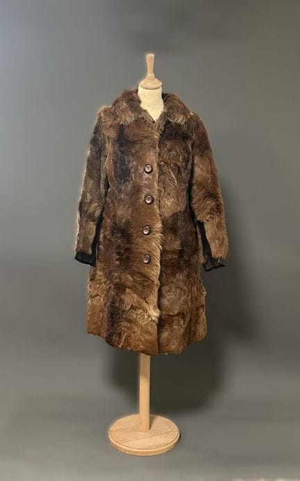 MANTEAU en fourrure de poulain marron, deux poches