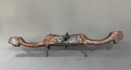 JOUG de bœuf en bois et métal.
Longueur : 110 cm.