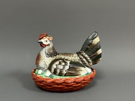 TERRINE en faïence polychrome figurant une poule c