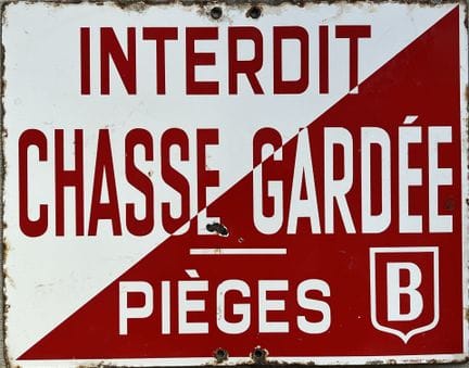 PLAQUE en tôle émaillée "Interdit Chasse gardée"
"