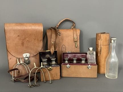 ENSEMBLE de NECESSAIRES et équipements de voyage e