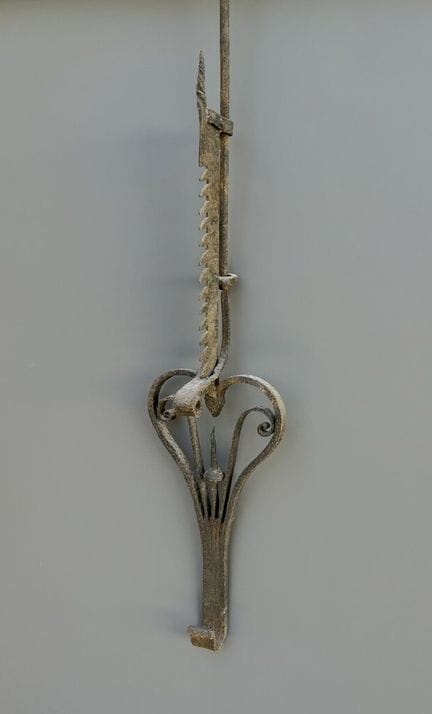 [Art populaire]. CREMAILLERE de cheminée en fer fo