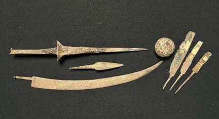 [Militaria]. LOT comprenant une lame courbe, une p