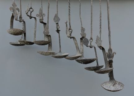 [Art populaire]. LOT de ONZE LAMPES à huile en fer