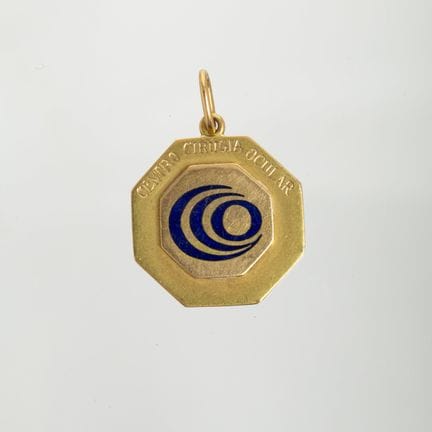 Médaille en or jaune 18 carats et émail bleu, déce