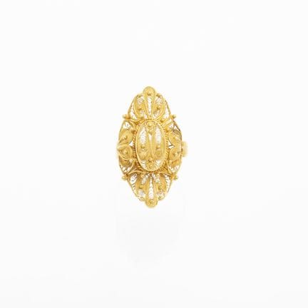 18K yellow gold ring with a filigree band. Inner d