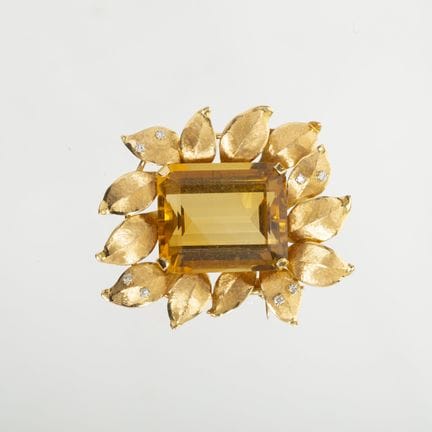 An 18K yellow gold brooch sculpted in the shape of