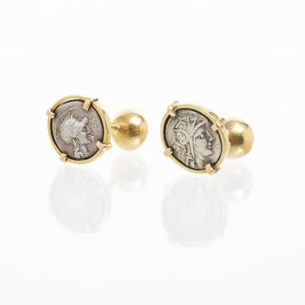A pair of 18K yellow gold cufflinks adorned with a