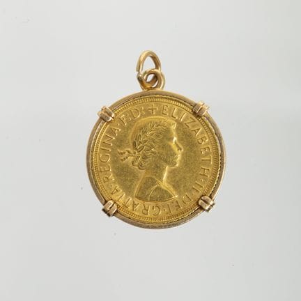 18K yellow gold pendant featuring a British gold c