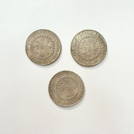 Tre monete brasiliane d'argento del valore di 960 