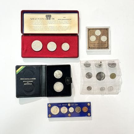 Cinque set di monete in argento e metallo. Set di 