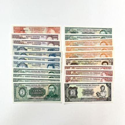 Ventuno banconote paraguaiane, per lo più “UNC”, u
