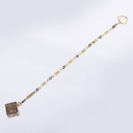 A yellow gold lion's-head chain with a sculpted, d