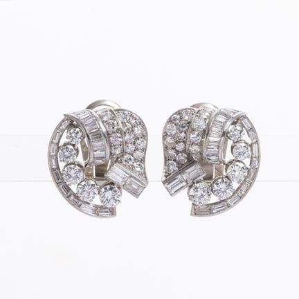 Pair of Art Deco clip-on earrings in platinum, ful