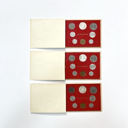 Dieci set di monete d’argento “proof” e in metallo