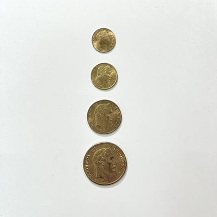 Novantaquattro riproduzioni in metallo di monete d