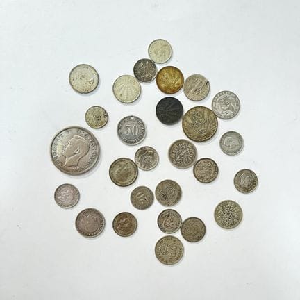 Ventisette monete d’argento. URUGUAY: tre da 20 ce