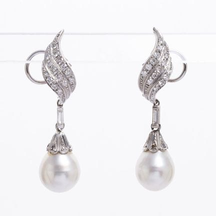 Pair of 18K white gold clip-on earrings sculpted i