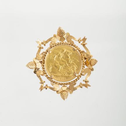 18K yellow gold pendant brooch with an openwork an