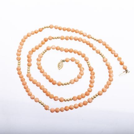 Necklace made of coral beads with a diameter of 4.