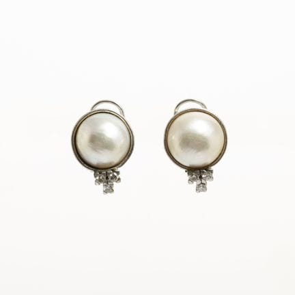 Pair of 18K white gold clip-on earrings featuring 