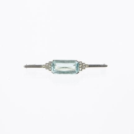 Art Deco bar-style brooch in platinum with a centr