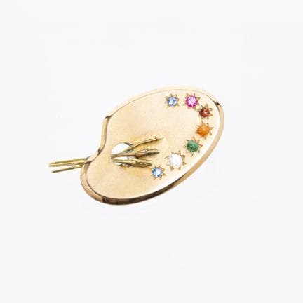 18K yellow gold brooch sculpted in the shape of a 