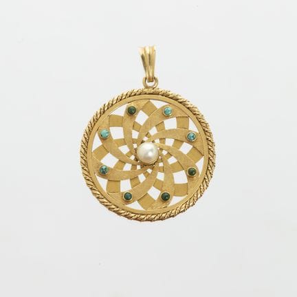Round pendant in 18K yellow gold featuring a cultu