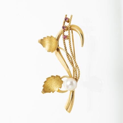 18K yellow gold brooch sculpted in the shape of a 