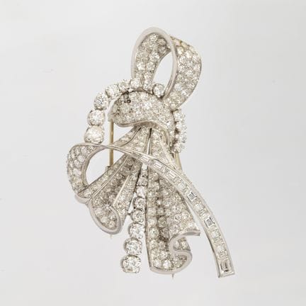 18K white gold bow-shaped brooch entirely set with
