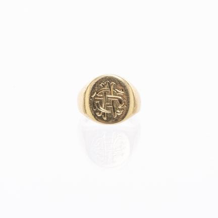 18K yellow gold chevalier ring engraved with the i