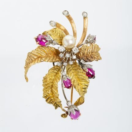 An 18K yellow gold brooch sculpted in the shape of