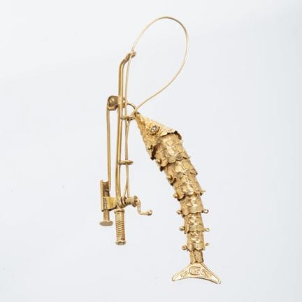 Sculpted, articulated 18K yellow gold brooch in th