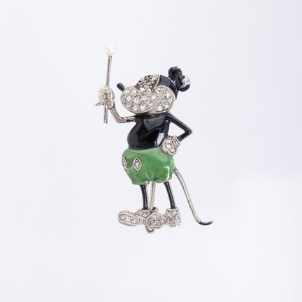 1930s brooch in white gold with sculpted “Mickey M