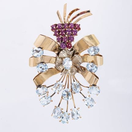 A 1940s brooch in yellow gold, sculpted in the sha