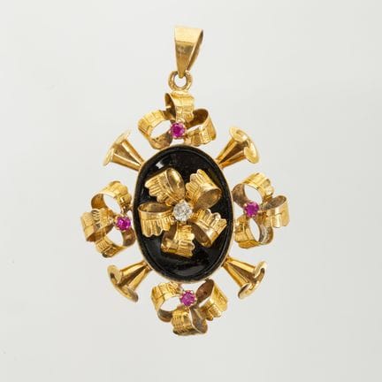 18K yellow gold pendant set with a central onyx, o