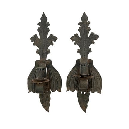 Paire d'appliques en fer forgé à la patine noire, 